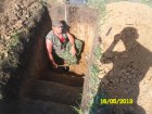 Начальник отдела ППСХ и АгроГИС Шацков А.Ю.закладывает скважину со дна почвенного разреза для определения верхней границы капилярной каймы.